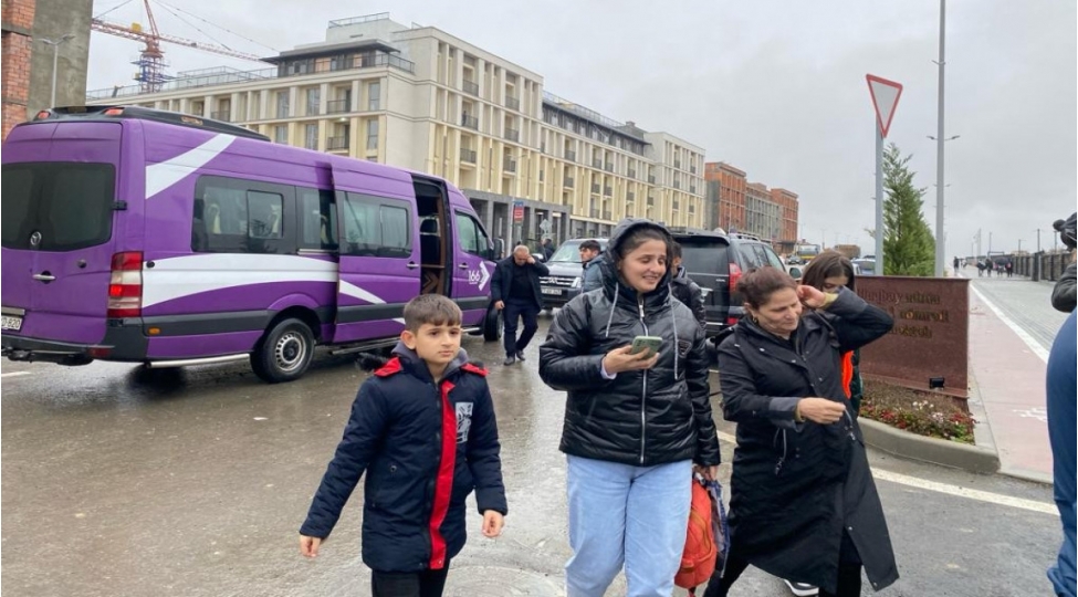 fuzuliye-kochen-daha-25-aileye-menzillerin-acharlari-verilib-yenilenibfotovideo