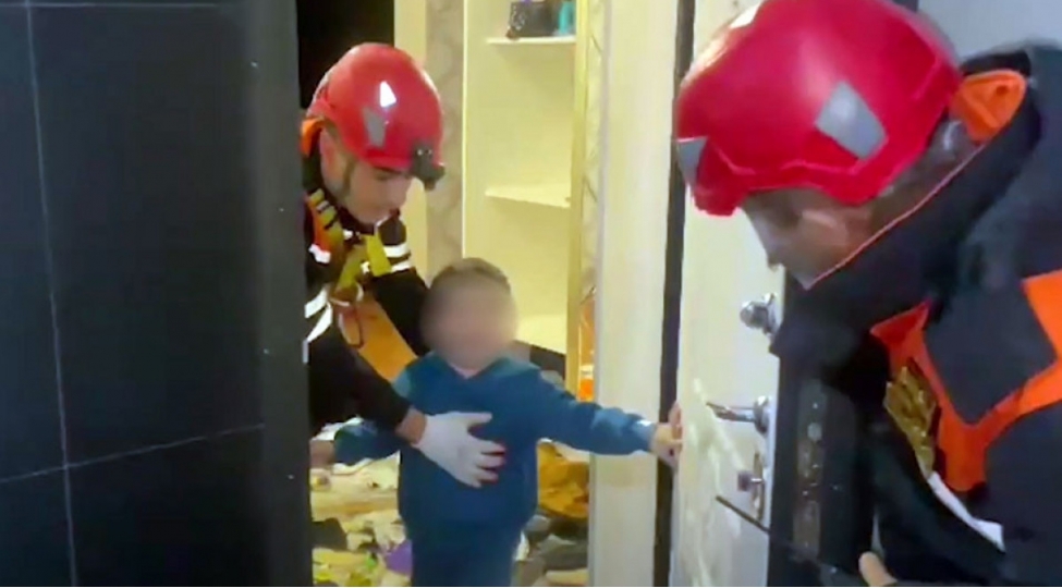 ehmedlide-bagli-qapi-arxasinda-qalan-azyashli-xilas-edilib-video