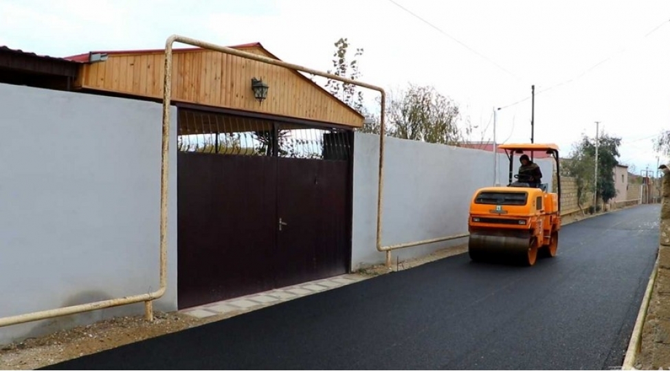 bakinin-pirallahi-qesebesinde-elmar-nebiyev-kuchesi-esasli-temir-edilir-video