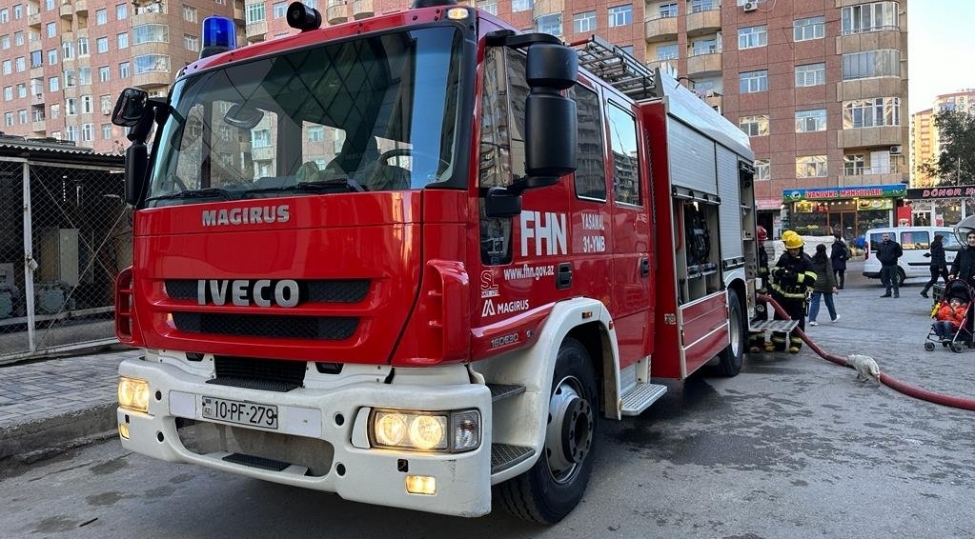 yasamalda-choxmertebeli-binadaki-yangin-sondurulub-sakinler-texliye-olunub-yenilenibvideo