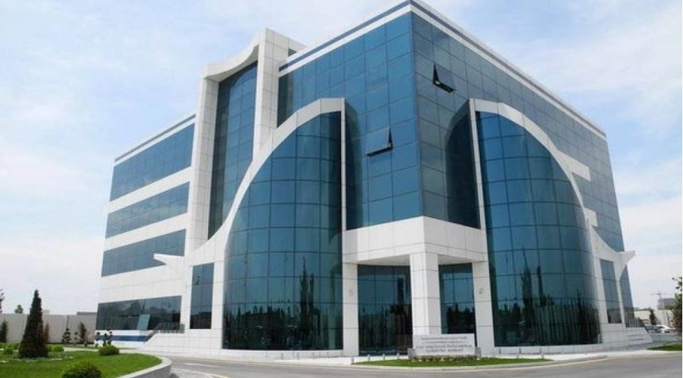 ishiqforda-dayanmayan-skuter-suren-shexsi-avtomobil-vurub-video