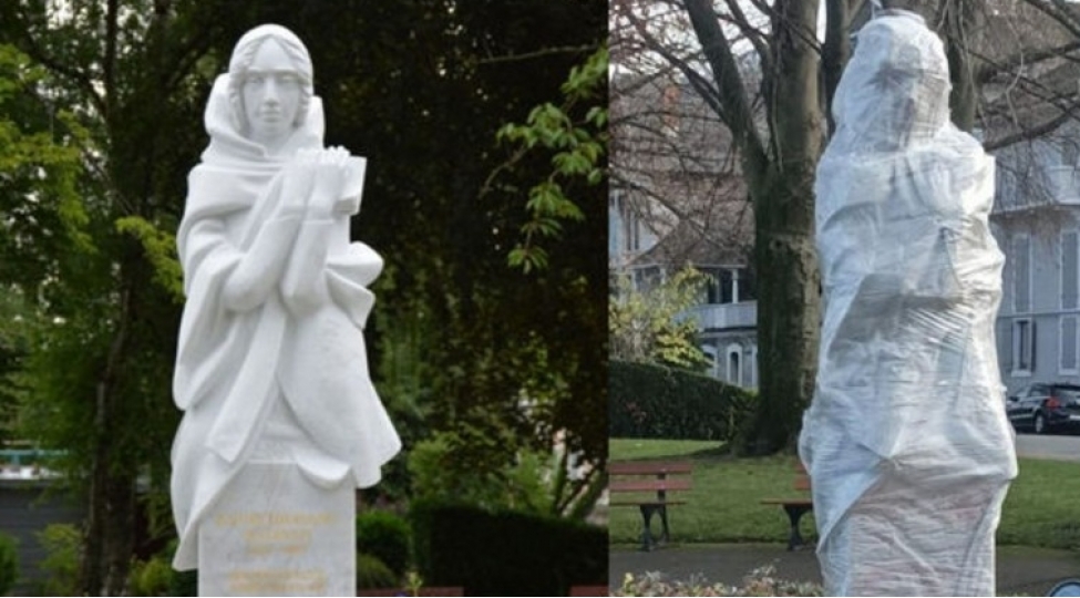 fransada-natevanin-heykeline-qirmizi-boya-atilib