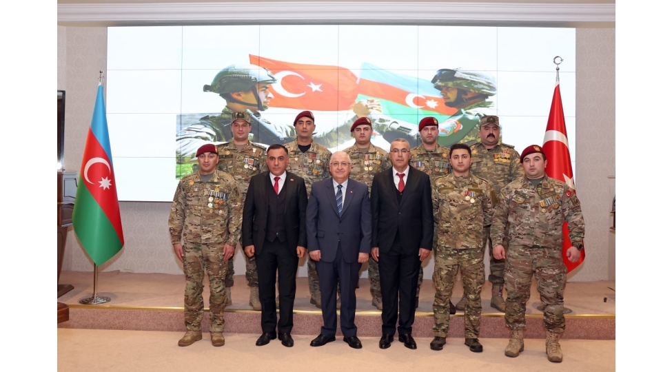 turkiyenin-milli-mudafie-naziri-azerbaycanin-veten-muharibesi-ishtirakchilari-ile-gorushub-foto