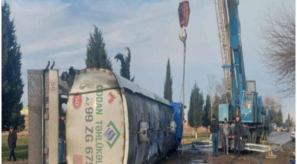 samuxda-yanacaq-dashiyan-mashin-ashib-40-ton-benzin-yola-dagilib-yenilenibvideo