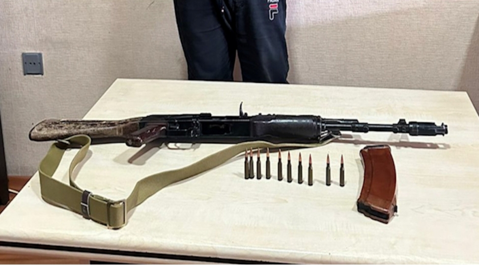 tapdigi-kalashnikovu-tehvil-vermeyen-shexs-saxlanilib-video