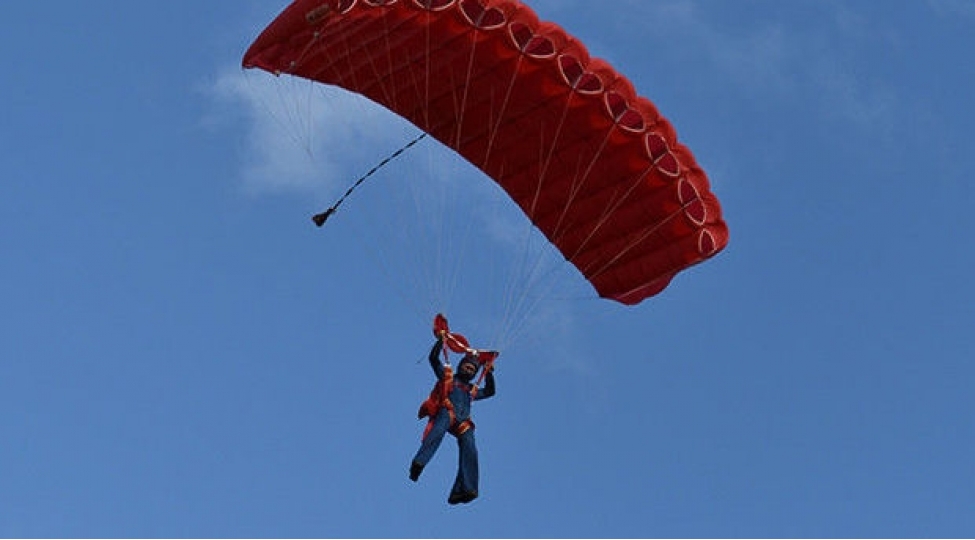rusiyada-kishi-choxmertebeli-binanin-eyvanindan-parashutle-tullandi-video