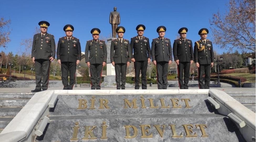 turkiyede-seferde-olan-azerbaycan-generallari-heyder-eliyevin-abidesini-ziyaret-edibler
