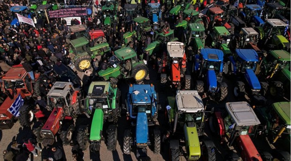 yunanistanda-fermerler-traktorlarla-yolu-baglayib