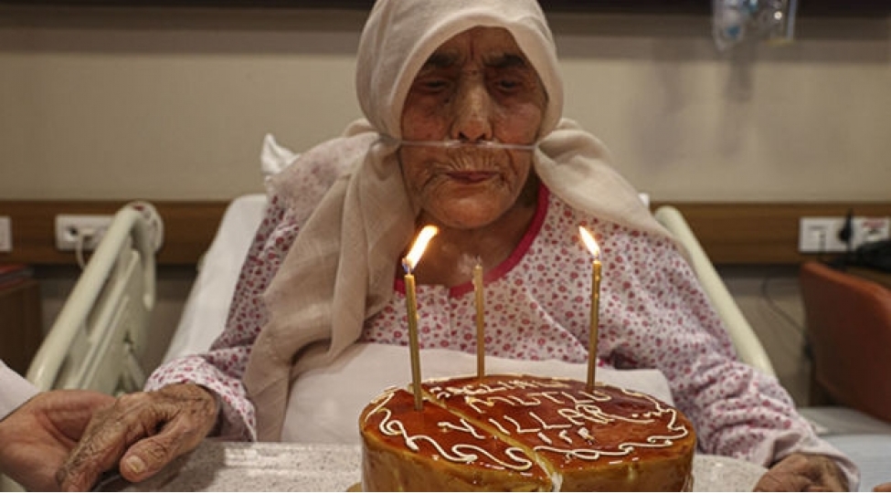 turkiyede-zelzeleden-sonra-dagintilar-altindan-xilas-edilen-qadin-111-yashini-qeyd-etdi-fotovideo