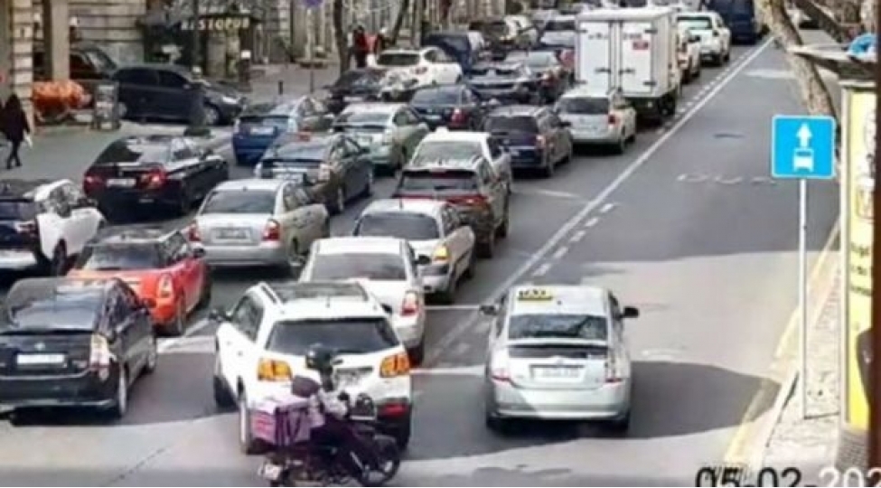 tixaca-dushmek-istemeyen-prius-surucusu-qayda-pozdu-anbaan-video