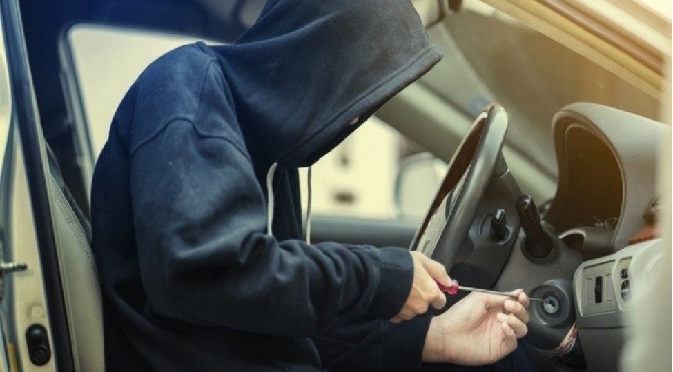 avtomobilden-ogurluq-eden-shexs-saxlanilib