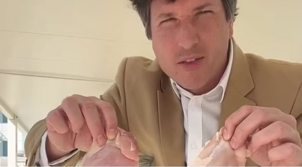 absh-de-kishi-eksperiment-xatirine-25-gun-erzinde-chiy-toyuq-yeyib-video