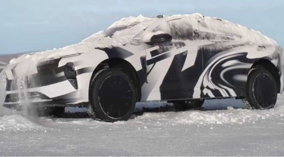 silkelenerek-ozunu-qardan-temizleyen-avtomobil-teqdim-olundu-video