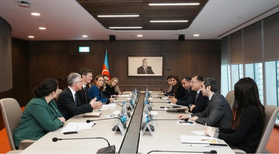 azerbaycan-ve-boyuk-britaniya-cop-la-bagli-emekdashliq-meselelerini-muzakire-edib-foto
