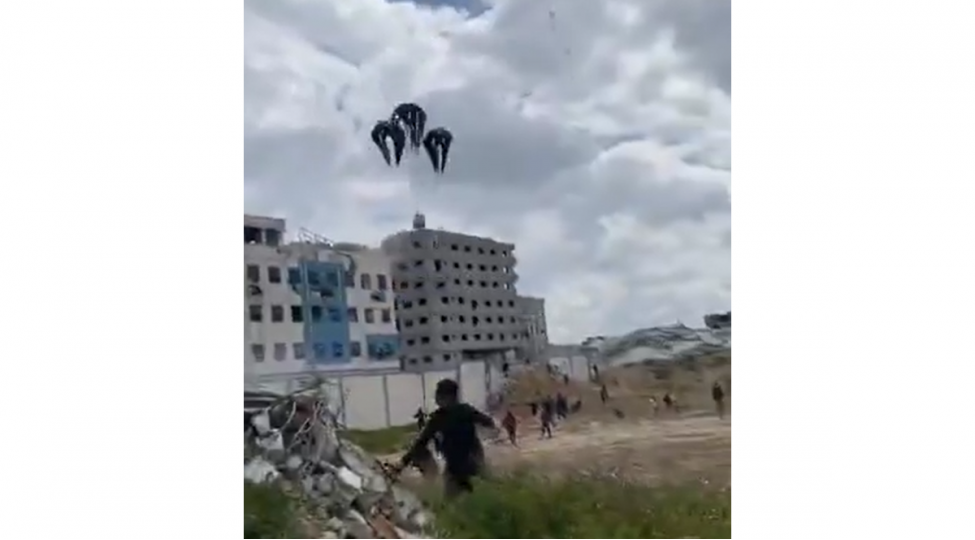 qezzaya-havadan-atilan-humanitar-yardim-insanlarin-ustune-dushub-olenler-varvideo