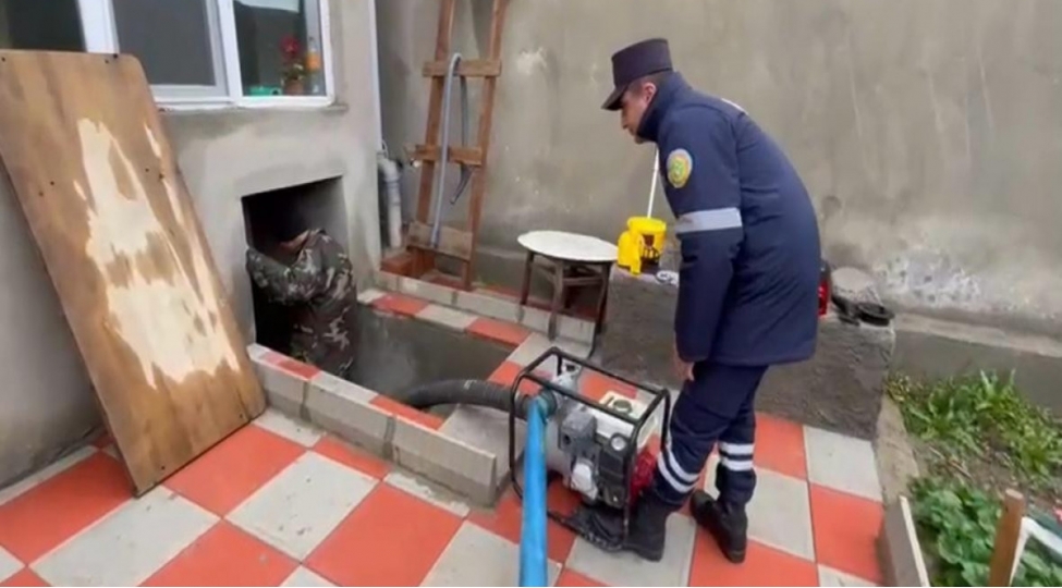 naxchivanda-evlerinin-heyetyani-sahelerini-ve-zirzemileri-su-basib-video