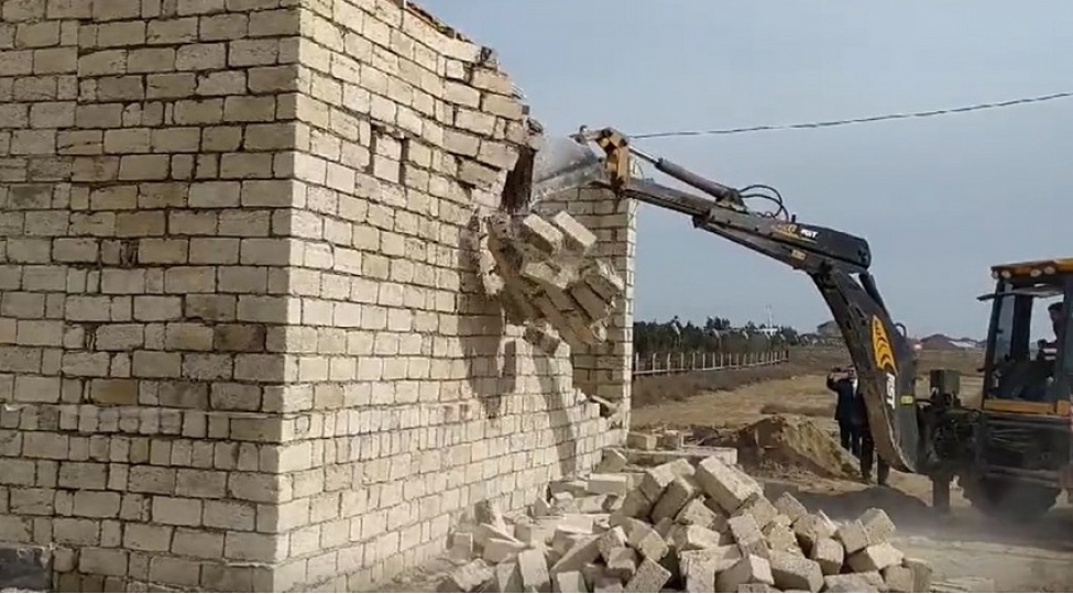 qalada-qanunsuz-tikililer-sokulub-video