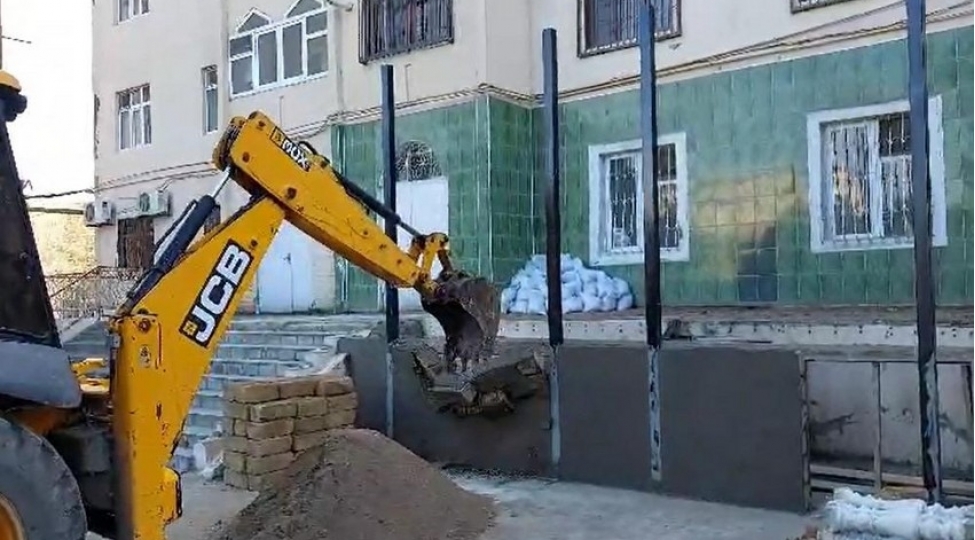 sumqayitda-qanunsuz-tikili-sokulub-video