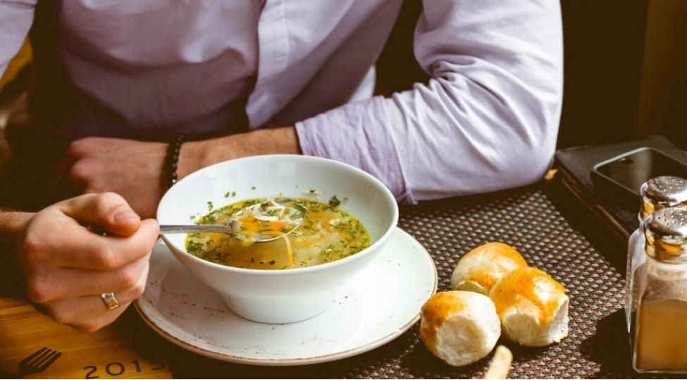 her-gun-sulu-xorek-yemek-qastritden-qoruyurmu-hekim-mesleheti