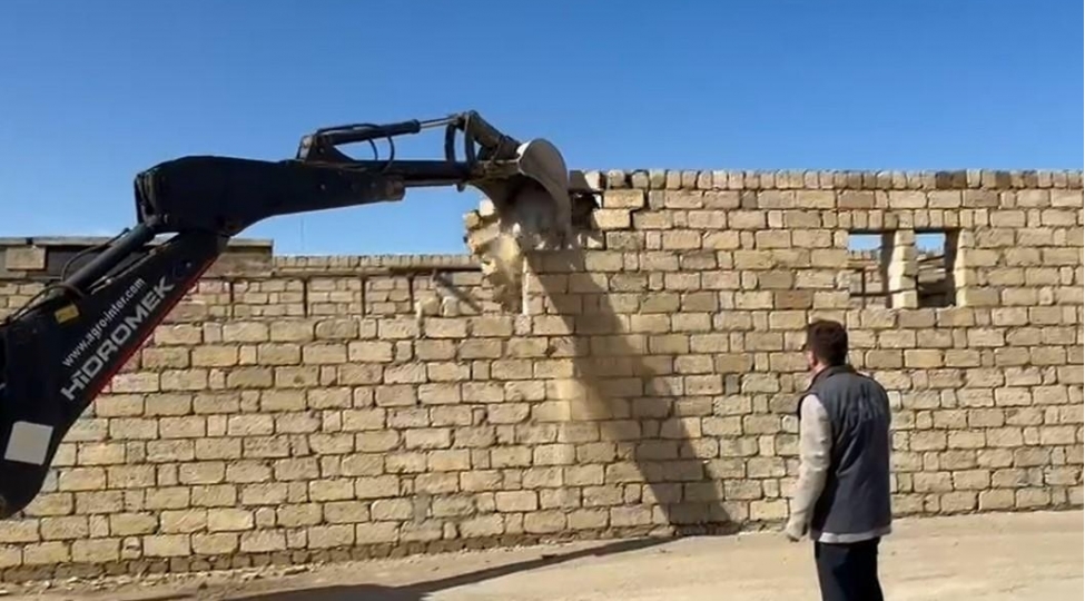 fovqelade-hallar-nazirliyi-terefinden-qanunsuz-tikililer-sokulub-fotovideo-2