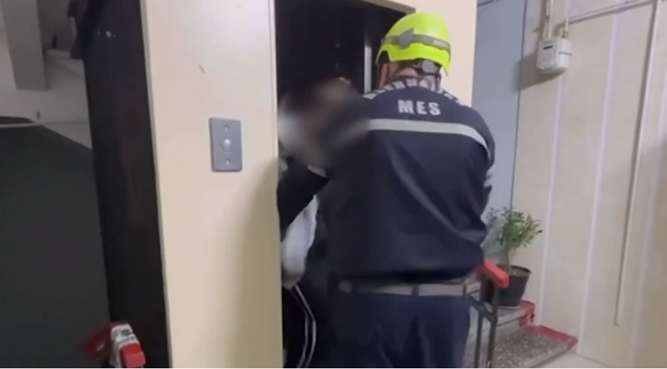 bakida-liftde-komeksiz-qalan-sakin-xilas-edilib-video