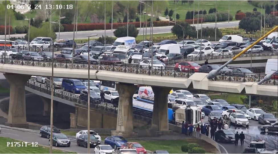 heyder-eliyev-prospektinde-yuk-mashini-ashib-video