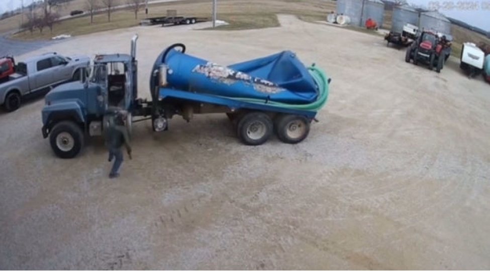 absh-de-qeribe-hadise-choxtonluq-polad-chen-qefleten-oz-ozune-kichildi-video