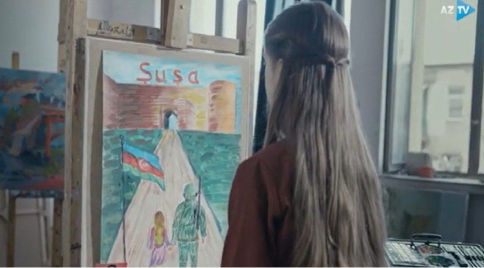 onun-firchasi-shehid-atasinin-xatirelerini-chekir-qani-ile-boyanan-torpagi-qizi-ketana-hopdurur-video