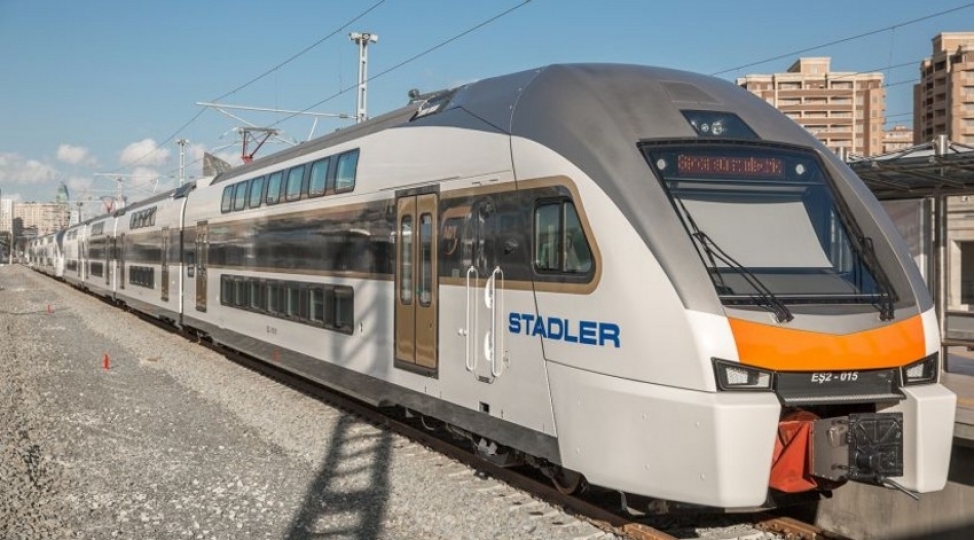 sumqayit-qatarina-dash-ataraq-vaqonun-qapisinin-shushesini-sindiran-azyashlilar-mueyyen-olunub-video