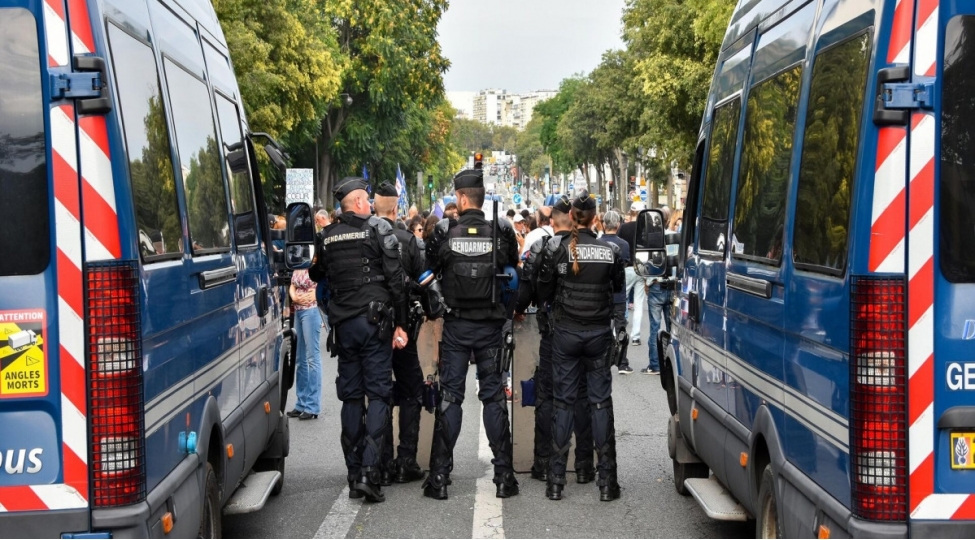 namelum-shexs-parisde-iran-konsullugunda-ozunu-partladacagini-bildirib-video