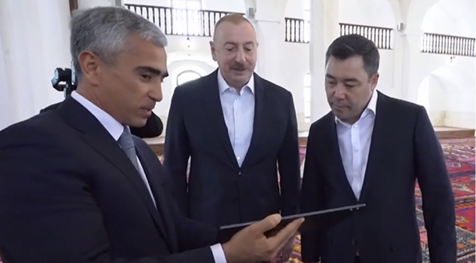 anar-elekberov-o-videonu-prezidentlere-gosterdi-video