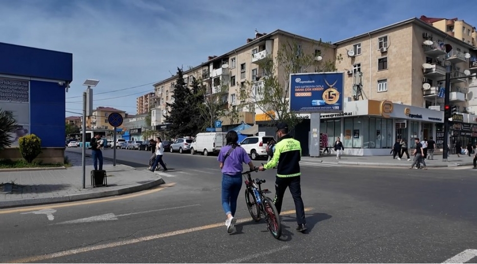 yol-hereketi-qaydalarini-poza-196-piyada-haqqinda-inzibati-protokol-tetbiq-olunub-fotovideo