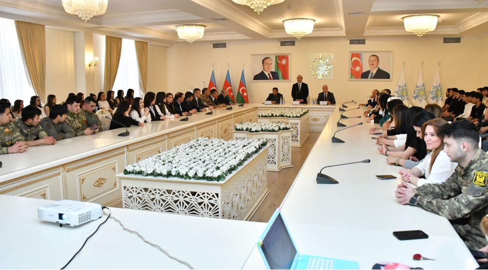 sumqayitda-yashil-dunya-namine-hemreylik-ili-cherchivesinde-kechirilen-debat-turniri-sona-chatib-foto