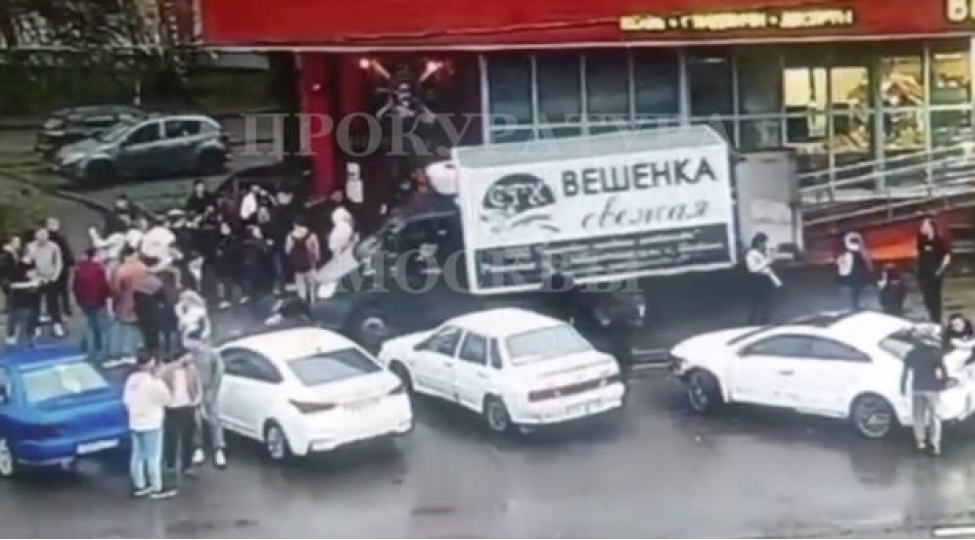 rusiyada-genc-qiz-bashqasinin-yuk-mashinina-minerek-onu-insanlarin-ustune-surdu