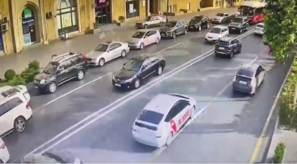 bakida-avtomobili-sekide-idare-eden-surucu-hebs-edilib