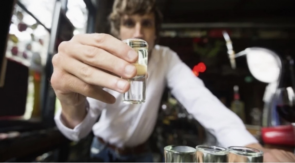 alkoqol-istehlaki-xercheng-riski-yaradir-hekim-mesleheti