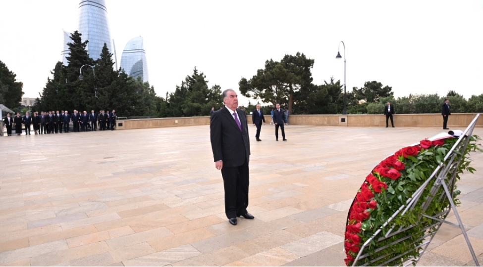 prezident-emomeli-rehmon-shehidler-xiyabanini-ziyaret-edib-foto