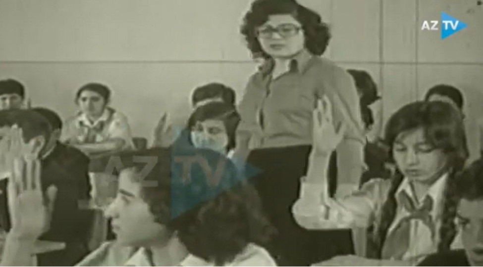 bakida-132-nomreli-mektebde-cefer-cabbarliya-hesr-olunan-ders-aztv-nin-qizil-fondundan-nadir-kadrlar