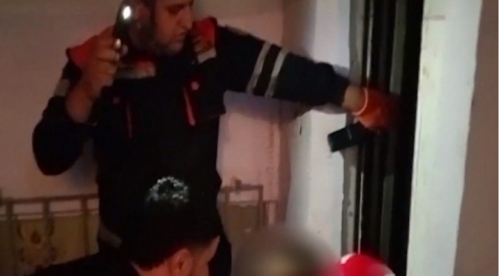 liftde-komeksiz-veziyyetde-qalan-shexs-xilas-edilib-video