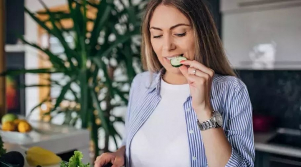 achqarina-bir-xiyar-yemeyin-faydalari-bu-problemi-tamamile-hell-edir