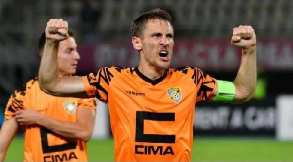 monteneqrolu-futbolchu-azad-agent-kimi-neftchiye-kechirem