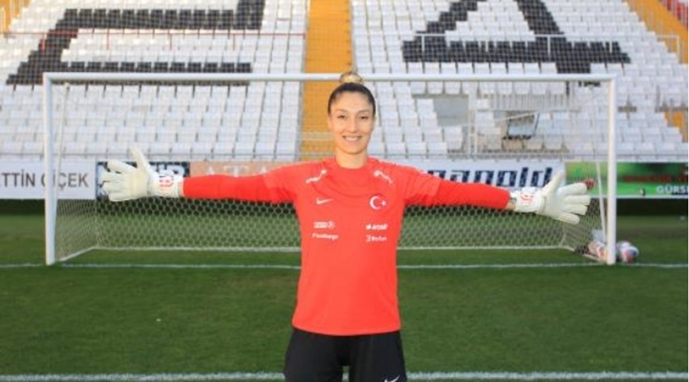 turkiyeli-futbolchu-azerbaycan-millisi-ile-oyunda-danishdi