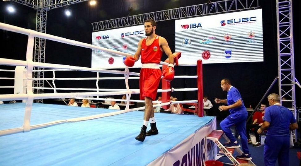 azerbaycan-bokschusu-lisenziya-turnirinde-polshali-reqibini-meglub-edib