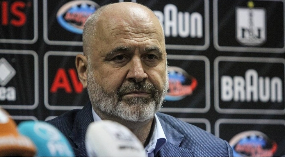 neftchi-bash-meshqchisi-ile-yollarini-ayirib