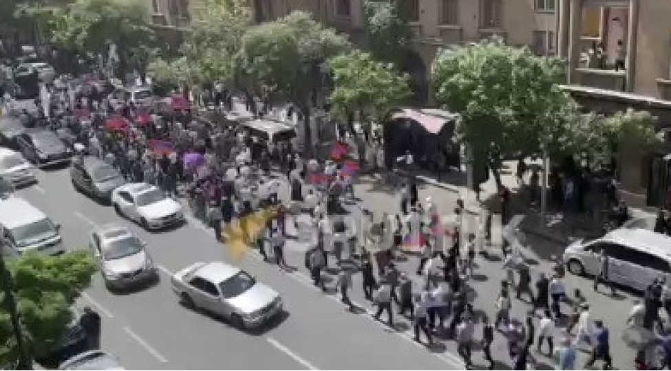 polisle-etirazchilar-arasinda-qarshidurma-yashanib-saxlanilanlar-var-video