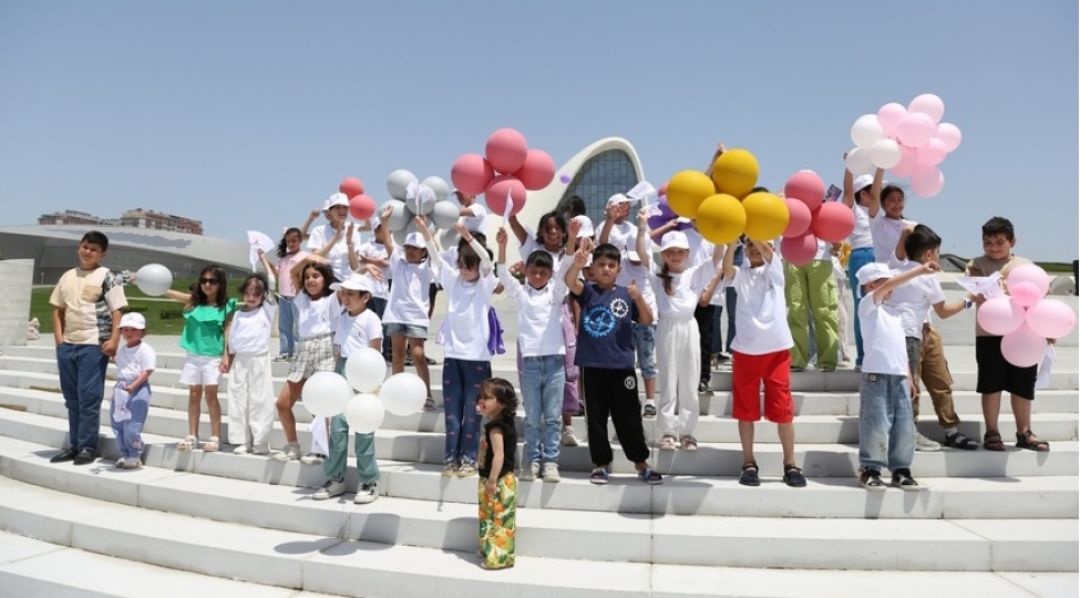 heyder-eliyev-merkezinin-parkinda-ushaq-festivali-kechirilib