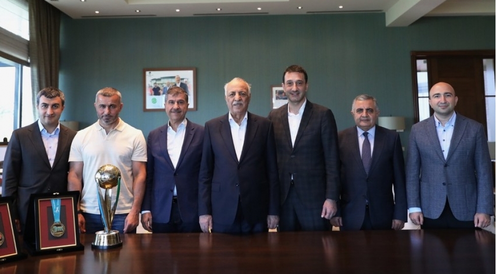 qarabag-klubunun-fexri-prezidenti-abdolbari-gozal-klubresmileri-ile-gorushub