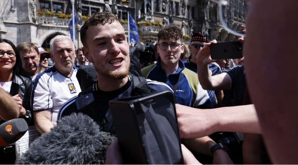 shotlandiyali-azarkesh-achilish-matchi-uchun-qlazqodan-munhene-piyada-gedib