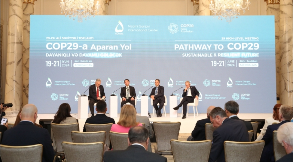 cop29-a-aparan-yol-dayaniqli-ve-davamli-gelecek-movzusunda-yuksek-seviyyeli-toplanti-ishini-panel-iclaslarla-davam-etdirir