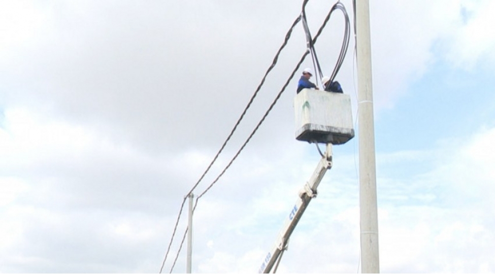 azerishiq-agdamda-yeni-elektrik-shebekesi-qurur-video